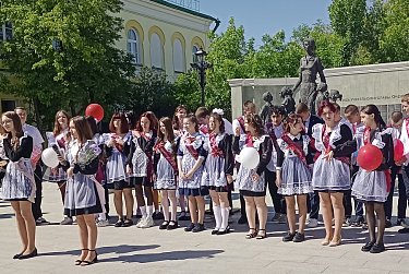 В школах Оренбурга прозвенели последние звонки